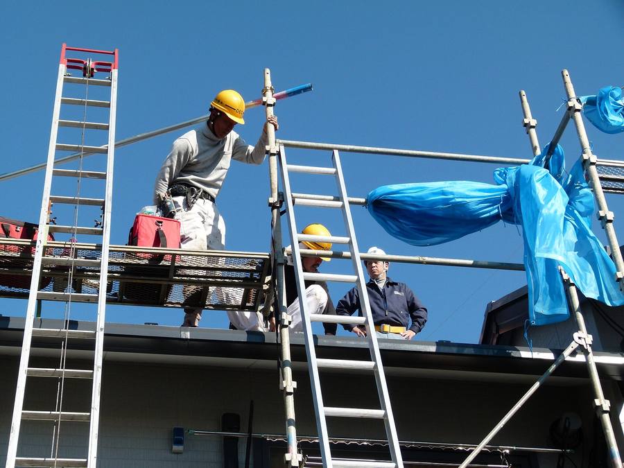 Técnicos de OnTec trabajando en una cubierta